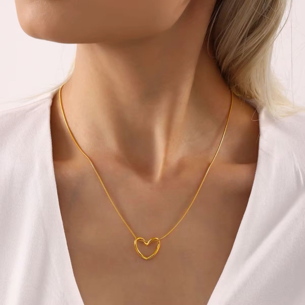 18K Gold Plated Lightweight Heart Pendant Necklace